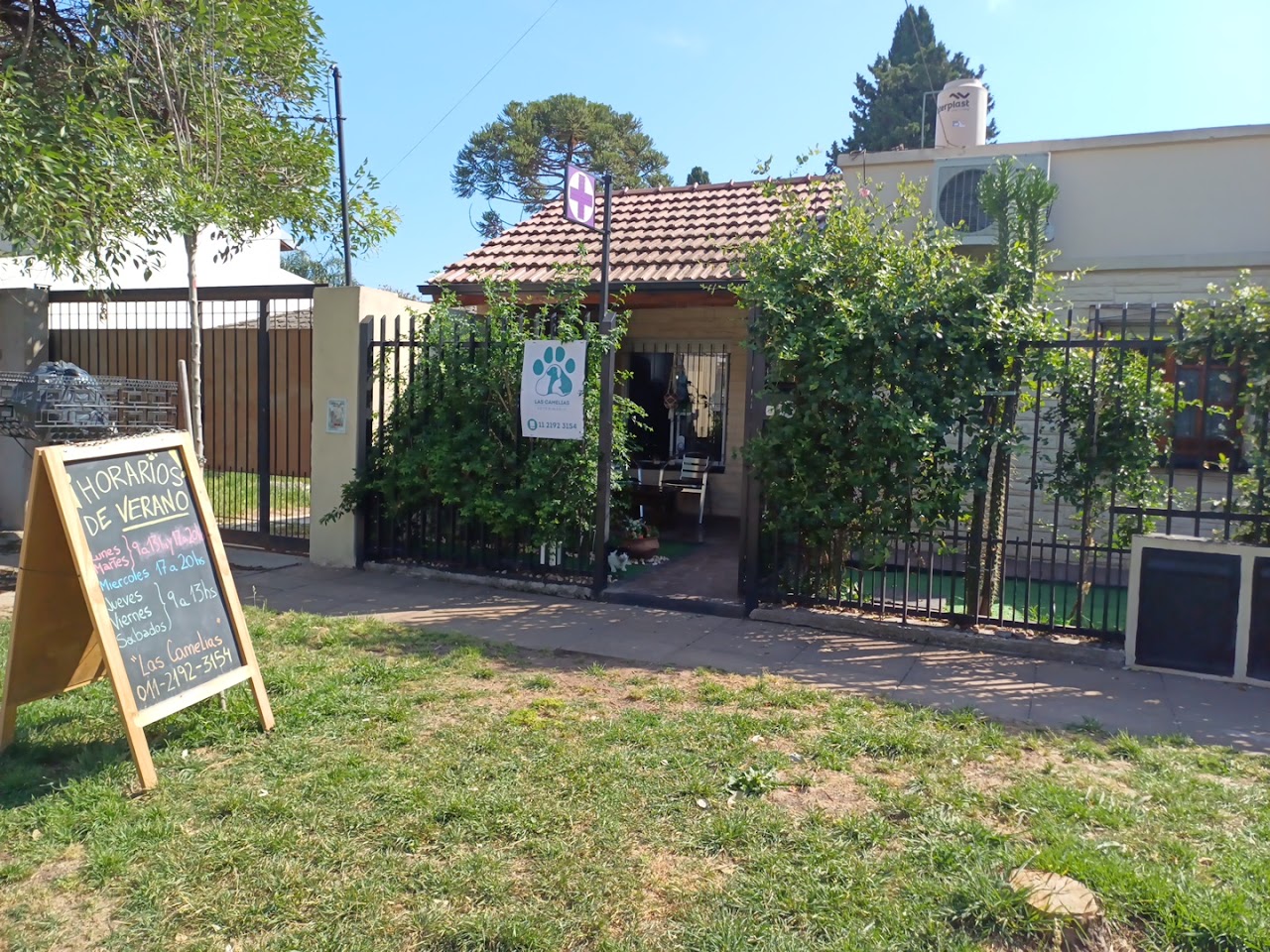 Fachada de Veterinaria Las Camelias en Ituzaingó